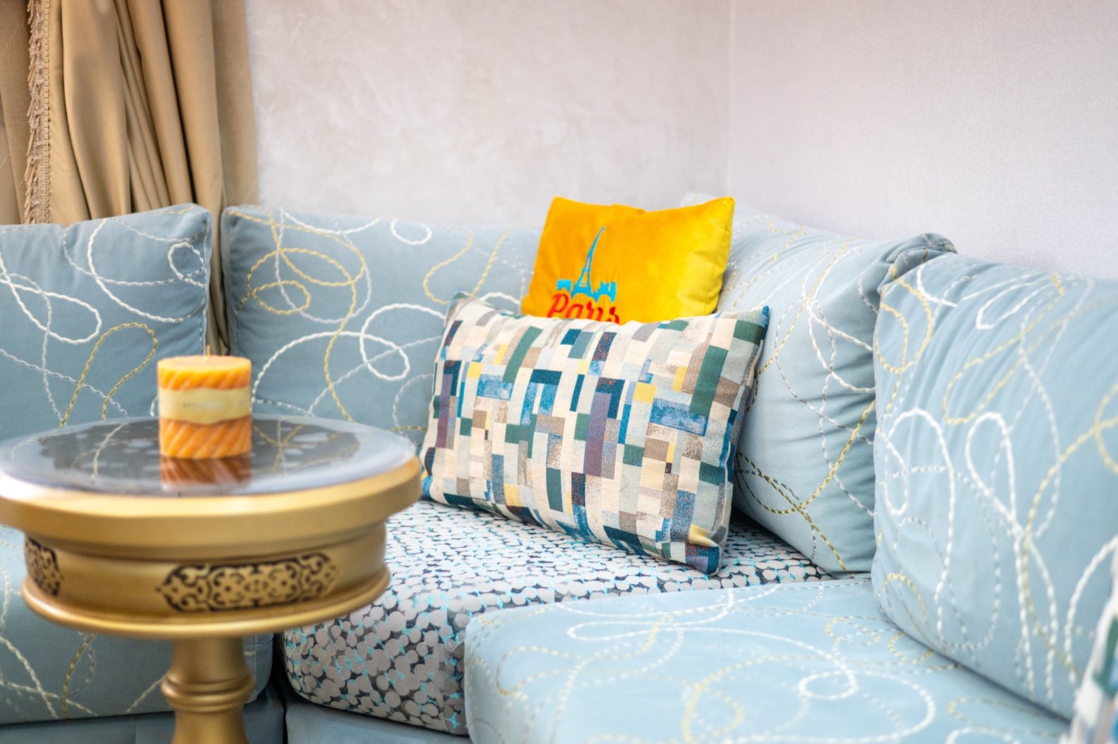 Salon marocain, coussins et ambiance